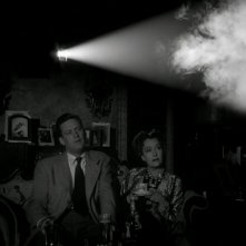 William Holden e Gloria Swanson in una scena del film Viale del tramonto