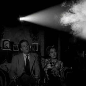 William Holden e Gloria Swanson in una scena del film Viale del tramonto