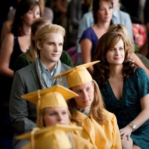 Peter Facinelli e Elizabeth Reaser alla cerimonia dei diplomi nel film The Twilight Saga: Eclipse