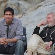 Jim Caviezel con John Whitely sul set di The Prisoner.
