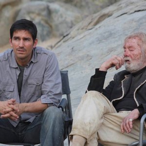 Jim Caviezel con John Whitely sul set di The Prisoner.