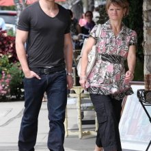 Kellan Lutz A Passeggio Con Sua Mamma A Studio City 167851