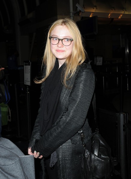 Una Sorridente Dakota Fanning All Aeroporto Di Los Angeles 167833