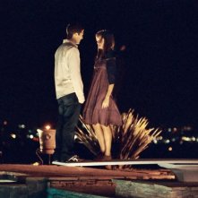 Alexis Bledel e Zach Gilford in un'immagine romantica tratta dal film Post Grad