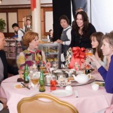 Michael Keaton, Carol Burnett, Alexis Bledel, Jane Lynch e Zach Gilford in una scena della commedia Lauereata... e adesso?