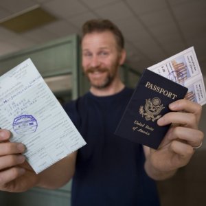 Morgan Spurlock ironizza sul concetto di nazionalità nel film Che fine ha fatto Osama Bin Laden?