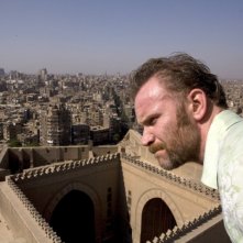 Morgan Spurlock scruta perplesso l'orizzonte in Che fine ha fatto Osama Bin Laden?