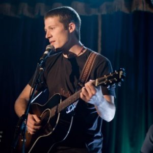 Zach Gilford in una scena del film Post Grad