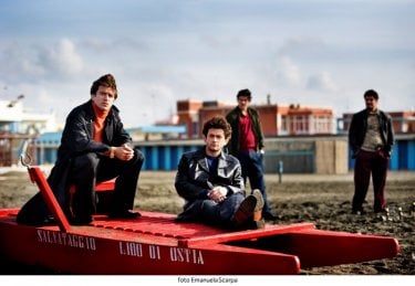 Il cast di Romanzo Criminale 2 in una scena della serie