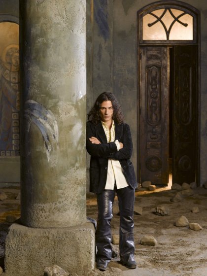 Hal Ozsan L Angelo Caduto Azazel In Una Foto Promo Del Film Tv Fallen Movieplayer It