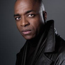 Un primo piano promozionale di Rick Worthy per Angeli caduti