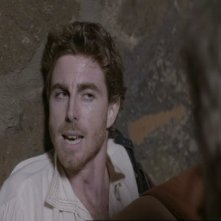 Adriano Braidotti ferito in una scena drammatica di Preferisco il Paradiso