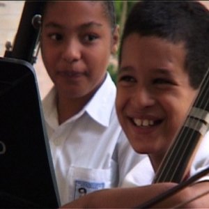Bambini in una cuola di musica di Caracas nel film A Slum Simphony