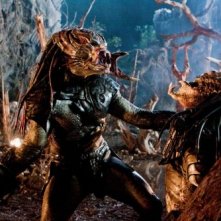 Creature in lotta in una scena del film Predators