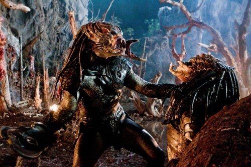 Creature in lotta in una scena del film Predators