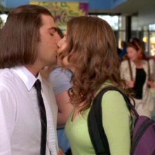 Jason Schwartzman e Anna Kendrick in una scena romantica del film Un microfono per due