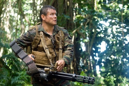 Oleg Taktarov  in una scena di Predators