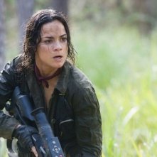 Un'agguerrita Alice Braga nel film Predators