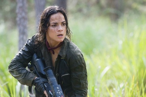 Un'agguerrita Alice Braga nel film Predators