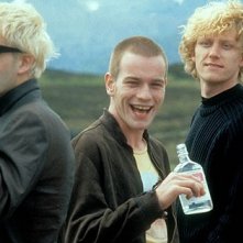 Kevin McKidd, Jonny Lee Miller, Ewan McGregor ed Ewen Bremner in una scena di Trainspotting