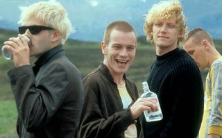 Kevin McKidd, Jonny Lee Miller, Ewan McGregor ed Ewen Bremner in una scena di Trainspotting