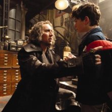 Nicolas Cage e il piccolo Jake Cherry in una scena del film L'apprendista stregone