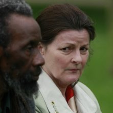 Brenda Blethyn e Sotigui Kouyate in un momento del film London River