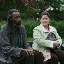 Brenda Blethyn e Sotigui Kouyate nei panni di due sconosciuti uniti dal destino in London River