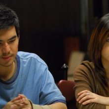 Chantavit Dhanasevi e Vorakan Rojchanawat in una scena dell'horror Coming Soon