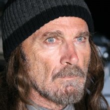 Franco Nero nella parte del barbone per Prigioniero di un segreto