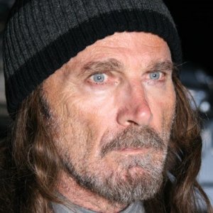 Franco Nero nella parte del barbone per Prigioniero di un segreto