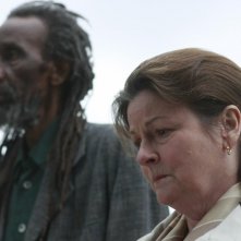 Sotigui Kouyate con Brenda Blethyn nel film London River