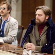 Zach Galifianakis e Chris O'Dowd nel film A cena con un cretino
