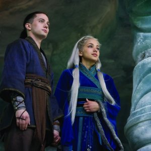 Jackson Rathbone e Seychelle Gabriel in una scena del film The Last Airbender
