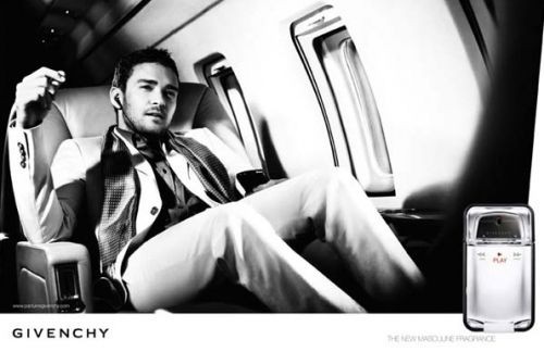 Justin Timberlake Nell Immagine Promo Del Profumo Da Lui Ideato Per Givenchy La Confezione Ricorda Un Lettore Mp3 168733