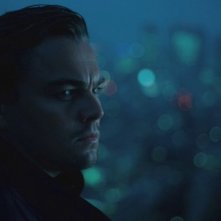Un intenso primo piano di Leonardo DiCaprio dal film Inception