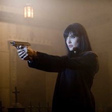 Angelina Jolie punta la pistola in una sequenza del film Salt
