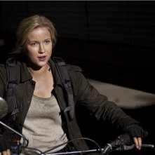 Jessy Schram in una scena del pilot della serie Falling Skies