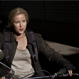 Jessy Schram in una scena del pilot della serie Falling Skies