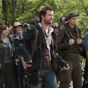 Noah Wyle e Drew Roy nel pilot della serie Falling Skies