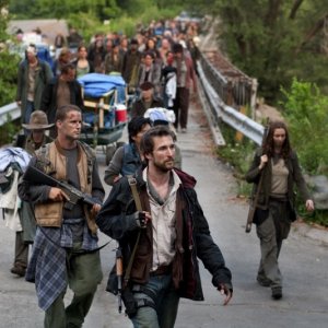 Noah Wyle in un momento del pilot della serie Falling Skies