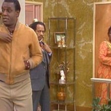 Sherman Hemsley (al centro) in una scena di George's Skeleton del telefilm I Jefferson