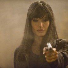Una determinata Angelina Jolie nel film Salt