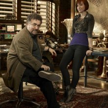 Allison Scagliotti e Saul Rubinek in una foto promo per la 2 stagione di Warehouse 13