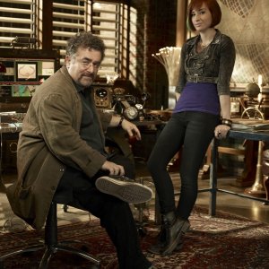 Allison Scagliotti e Saul Rubinek in una foto promo per la 2 stagione di Warehouse 13