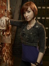 Allison Scagliotti in una foto promo della stagione 2 di Warehouse 13