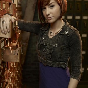 Allison Scagliotti in una foto promo della stagione 2 di Warehouse 13