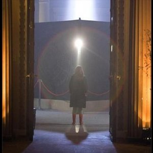 Caitlin Blackwood in una scena dell'episodio The Big Bang di Doctor Who