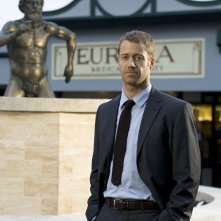 Colin Ferguson in una foto promozionale per la nuova serie Eureka