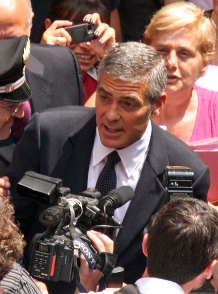George Clooney Travolto Dai Fan A Milano 169050